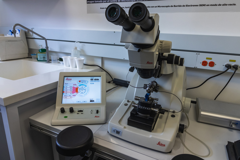 Ultramicrótomo - preparación de muestras microscopía